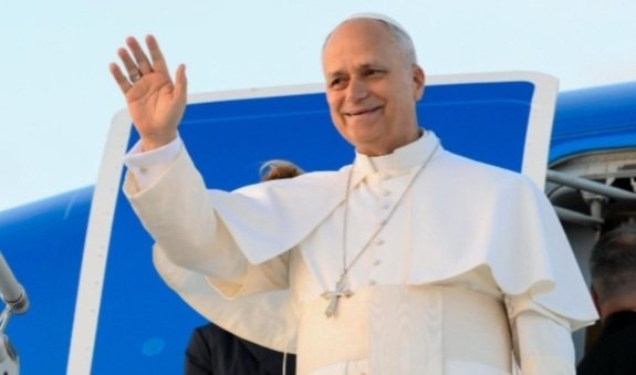 تأتي زيارة البابا لاوون الرابع عشر في لحظة مفصلية يمرّ بها لبنان، وتتعاظم فيها الأزمات التي تمسّ جوهر الدولة وكرامة الناس. وفي هذا الظرف الدقيق، يرتفع الرجاء بأن تحمل رسالته، بما تختزنه من محبّة وسلام وصلوات، بصيص خلاص للبنان،  وتسهم في المسارعة إلى إرساء سلام يعيد لوطننا دوره.