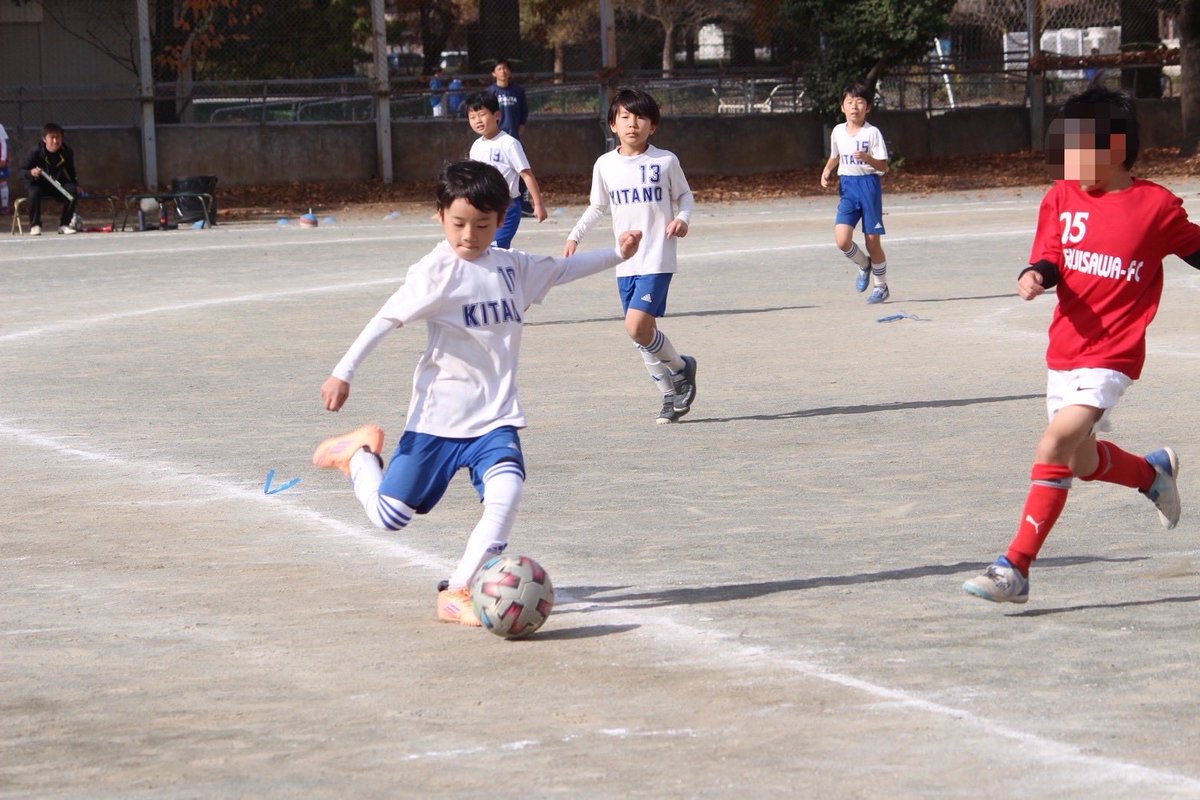 ClubKitano's tweet photo. 11/29  3年  ハチリーグ（北野小）

金子FC 0-0,1-1,0-0（ﾂﾊﾞｻ）
藤沢FC 1-0,0-2,0-1（ｱｷﾄ）

ポジションにとらわれず、いろいろな動き出しは🙆ですが、自分のポジションに戻らないといけないときは、もっと切り替えを早くしましょ!!
得点には、ボールホルダーを追い越す動きがもっと必要🏃 https://t.co/pQkv7ixLDU