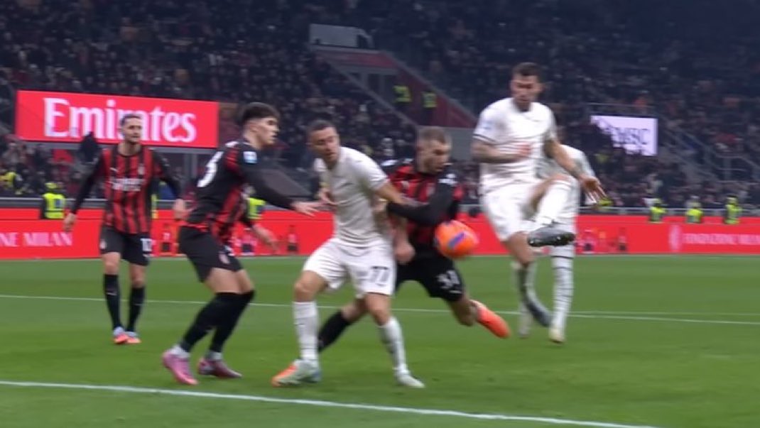 MilanActuFR's tweet image. Selon l’AIA (association italienne des arbitres), il n’y avait aucune raison d’appeler l’arbitre Collu à la VAR. L’arbitre VAR Di Paolo sera suspendu suite à cette erreur.