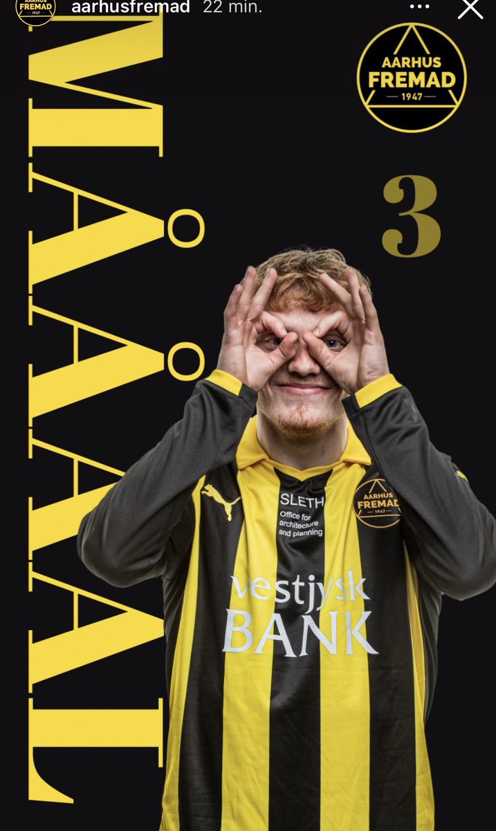 Aarhus Fremads Martin Agnarsson scorer til 1-1, tager sine flyvebriller på, kigger ned mod nedrykningsstregen og siger: “Vit síggjast ongantíð”. Det er færøsk og betyder: “Vi ses aldrig”.