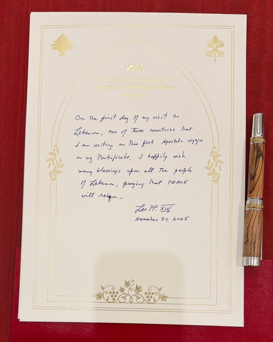 VaticanNews's tweet image. As he arrives in Beirut, Pope Leo XIV signs the Book of Honour at the Presidential Palace, meets with President Joseph Aoun, and receives the gift of a tennis racket and balls.

“On the first day of my visit to Lebanon, one of two countries that I am visiting on this first…