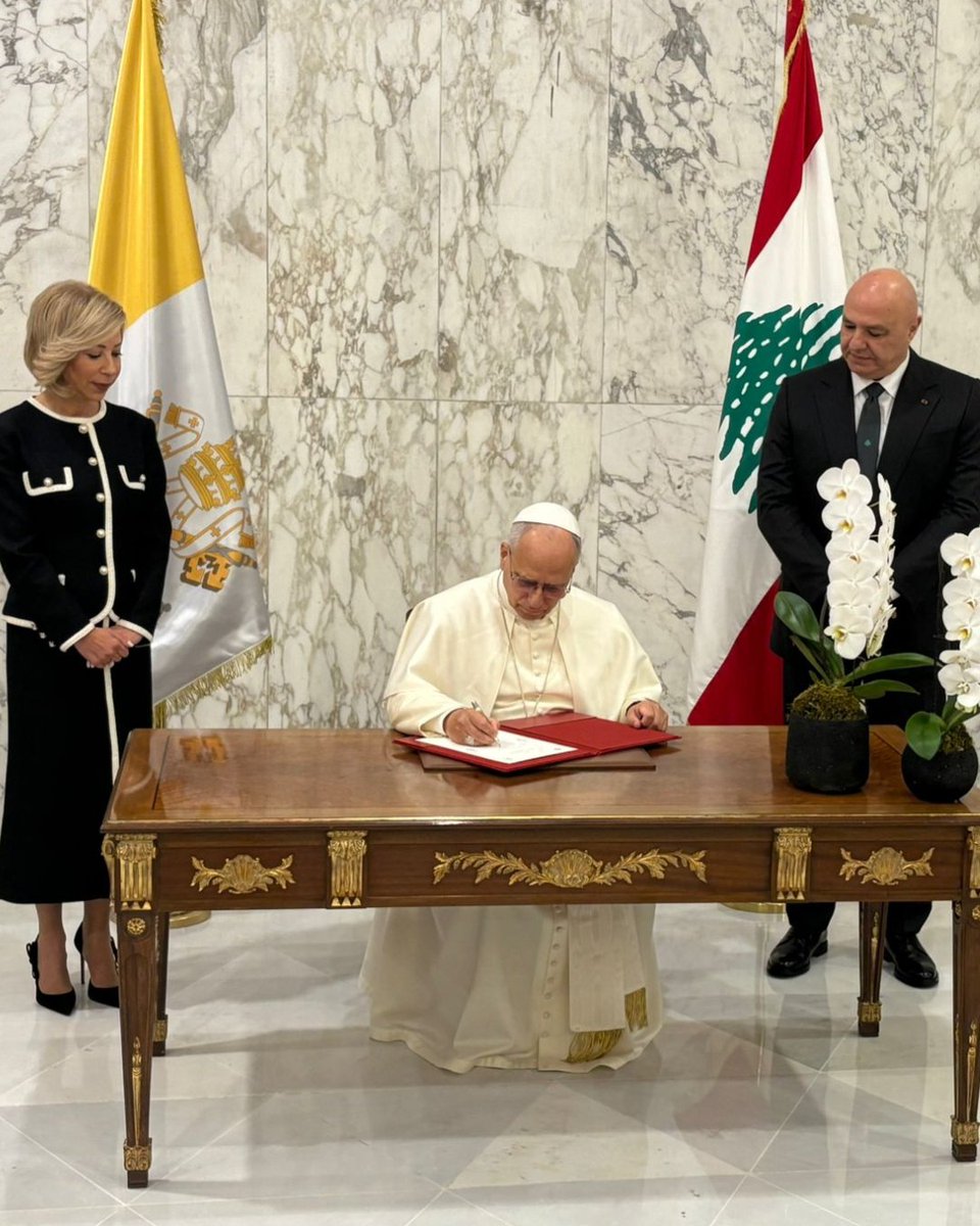 VaticanNews's tweet image. As he arrives in Beirut, Pope Leo XIV signs the Book of Honour at the Presidential Palace, meets with President Joseph Aoun, and receives the gift of a tennis racket and balls.

“On the first day of my visit to Lebanon, one of two countries that I am visiting on this first…