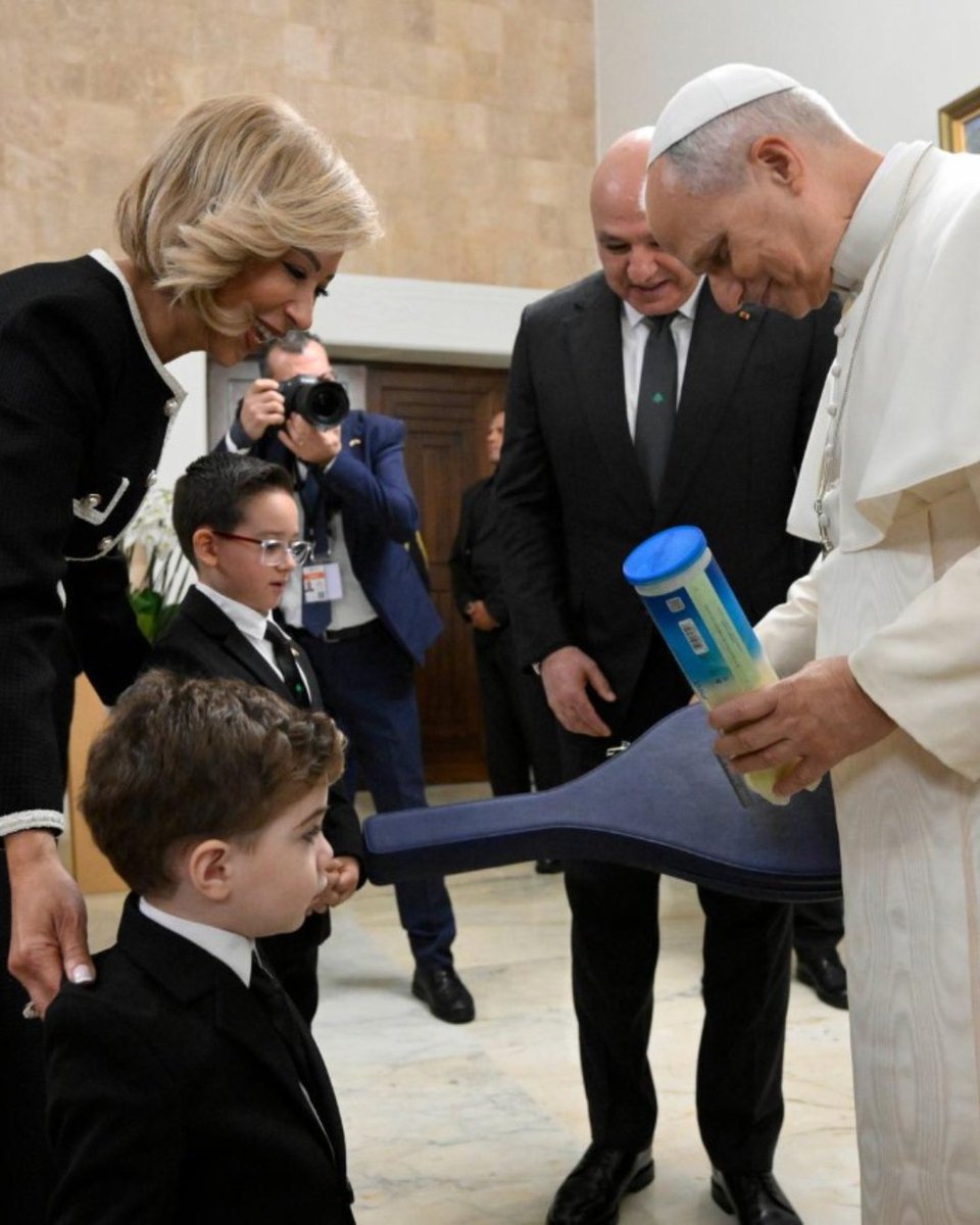 VaticanNews's tweet image. As he arrives in Beirut, Pope Leo XIV signs the Book of Honour at the Presidential Palace, meets with President Joseph Aoun, and receives the gift of a tennis racket and balls.

“On the first day of my visit to Lebanon, one of two countries that I am visiting on this first…