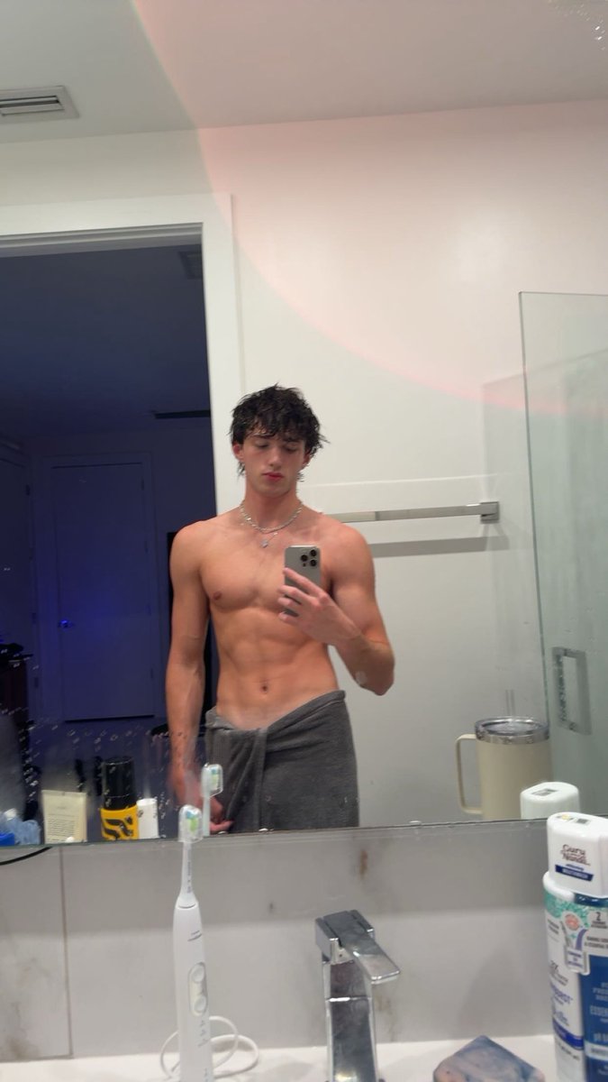 Plaqueboyjj's tweet photo. comment if u want to shower with me https://t.co/b5evqeSfb6
