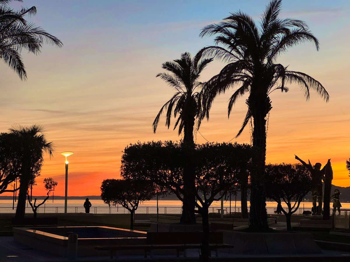 jmlpyt's tweet photo. Saint Raphaël en fin de journée au jardin Bonaparte 

#saintraphael #cotedazurfrance #esterelcotedazur #visitesterel #levarlunique https://t.co/I5c9VB2ru2