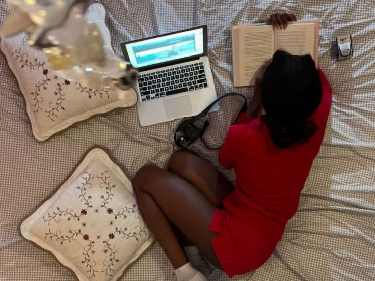 LAW0FVENUS's tweet image. ᅟᅟᅟ
ᅟᅟᅟᅟ𝒾magina falar mal de mim enquanto eu estou assim lendo sobre lds no meu quarto:
ᅟᅟᅟᅟ