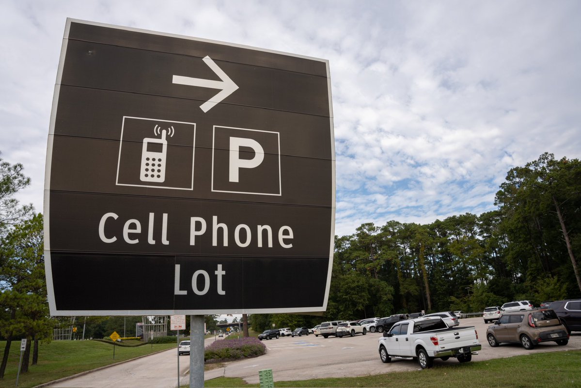 iah's tweet image. Hello drivers! As travelers return from the Thanksgiving holiday, help us keep traffic flowing by waiting in our cell phone lots instead of circling the airport. 

Locations 🚗 bit.ly/3Kh7VJs

Head to the curb when you receive the “I am ready at the curb” text or call.