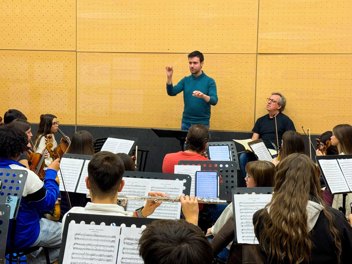 Fantásticos dias realizando clases magistrales de dirección de orquesta en <a href="/esmar_de/">ESMAR · Escuela Superior de Música</a> ! Un gran placer, como siempre! ♥️
Muchas gracias a profesores y alumnos.
marcmoncusi.com