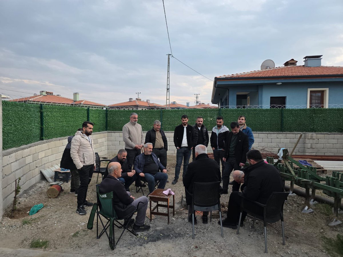 yusufaslan_02's tweet image. Bugün baba dostlarımızla ve kıymetli kardeşlerimizle bir araya gelmenin mutluluğunu yaşadık.
Sohbetiyle, samimiyetiyle ve gönül sıcaklığıyla bu buluşmayı anlamlı kılan herkese ayrı ayrı teşekkür ediyorum.

Bir araya gelmemize vesile olan değerli kardeşim Murat Arslan’a gönülden…