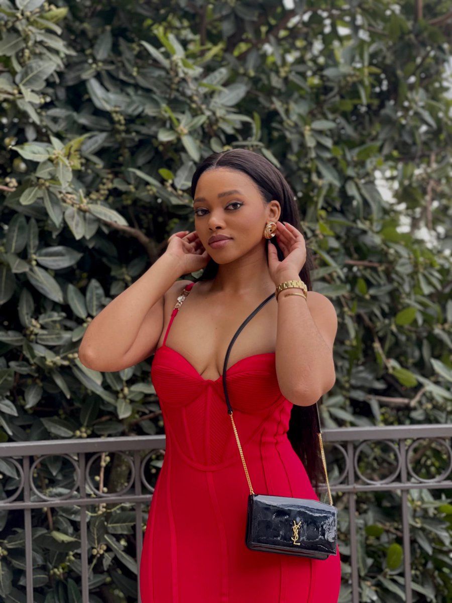 sanelenkosiii's tweet image. Ovayo the girlfriend of Kay Yarms little brother Vama Ngonyama who has disappeared off his socials, is alleging Vama sells stolen laptops too. He has been arrested before &amp;amp; bribed his way out of custody