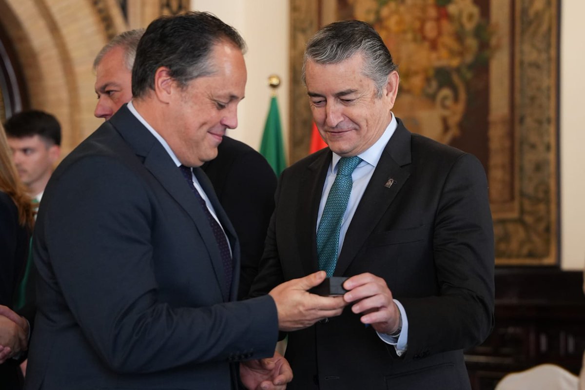 En los Actos Patronales del <a href="/COF_Sevilla/">COF Sevilla</a> anuncio un avance histórico: un nuevo canal digital que unirá a médicos y farmacéuticos para mejorar la seguridad y el seguimiento de los tratamientos de pacientes crónicos.

En marzo, los farmacéuticos podrán solicitar la renovación de