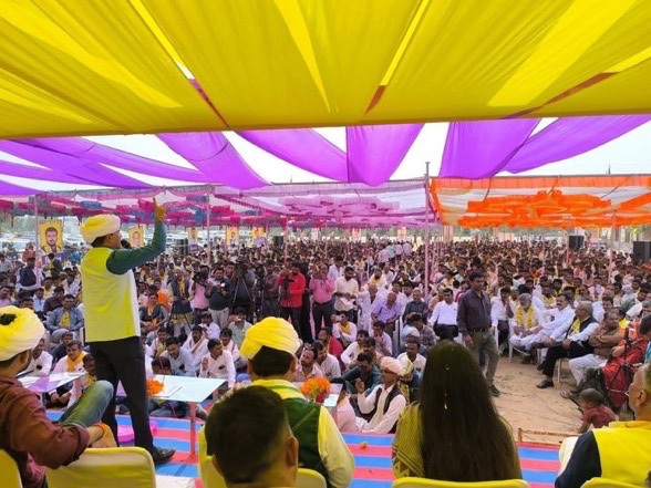 AamAadmiParty's tweet image. 📍पालनपुर, गुजरात 

आज आम आदमी पार्टी की किसान महापंचायत में बड़ी संख्या में किसान शामिल हुए और कई लोगों ने पार्टी सदस्यता ग्रहण की।

इस सभा में प्रदेश अध्यक्ष @isudan_gadhvi जी, सह-प्रभारी @beingAAPian जी, विधायक @Gopal_Italia जी, विधायक @Chaitar_Vasava जी और संगठन महासचिव…