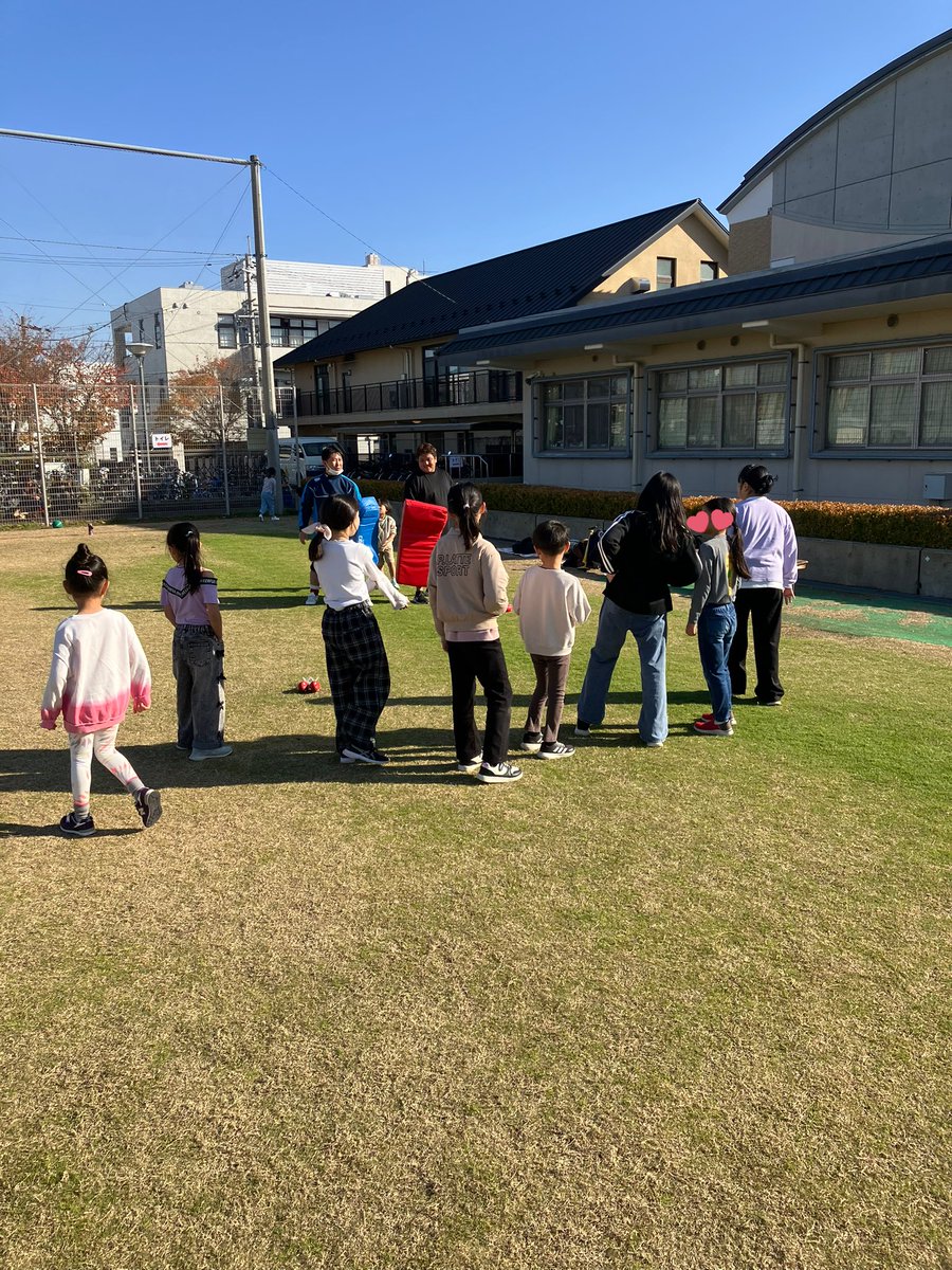 sikanokazo9's tweet image. ビークラブです！恒例のスポーツフェスティバル、今年もバスケ🏀と手投げロケット🚀の体験係でした✨
かつてマスコット係だった最年少スタッフはボールの準備や長椅子を運べるようになりました💪隙間時間のラグビー体験は女子に好評で行列が（笑）ぶつかり稽古に声が弾みました🫶#ラグビー　#スポーツ