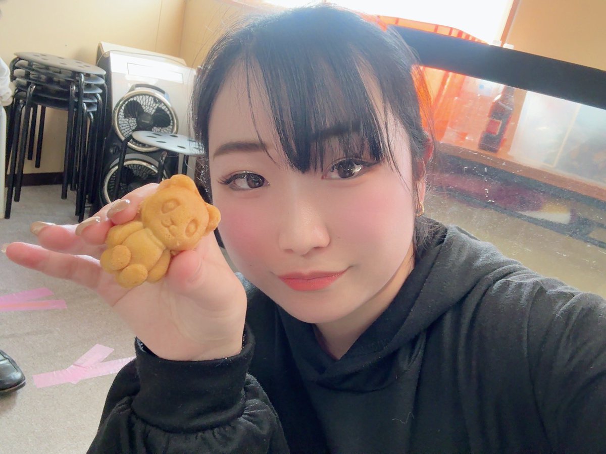 IchikaSaaya's tweet photo. 今日は衣装付稽古でした👗
B班女子3人組で写真撮ってもらったの♡
鏡越しに撮影してる姿が見える面白い写真になったね😂
#東京ZOOM
📅12月2日〜7日
📍A-root akasaka
🎫ご予約
https://t.co/k1F1qGVVNU
お取り扱いはぜひ【壱叶朔彩】で❣️ https://t.co/qQ5Ge6KOjR