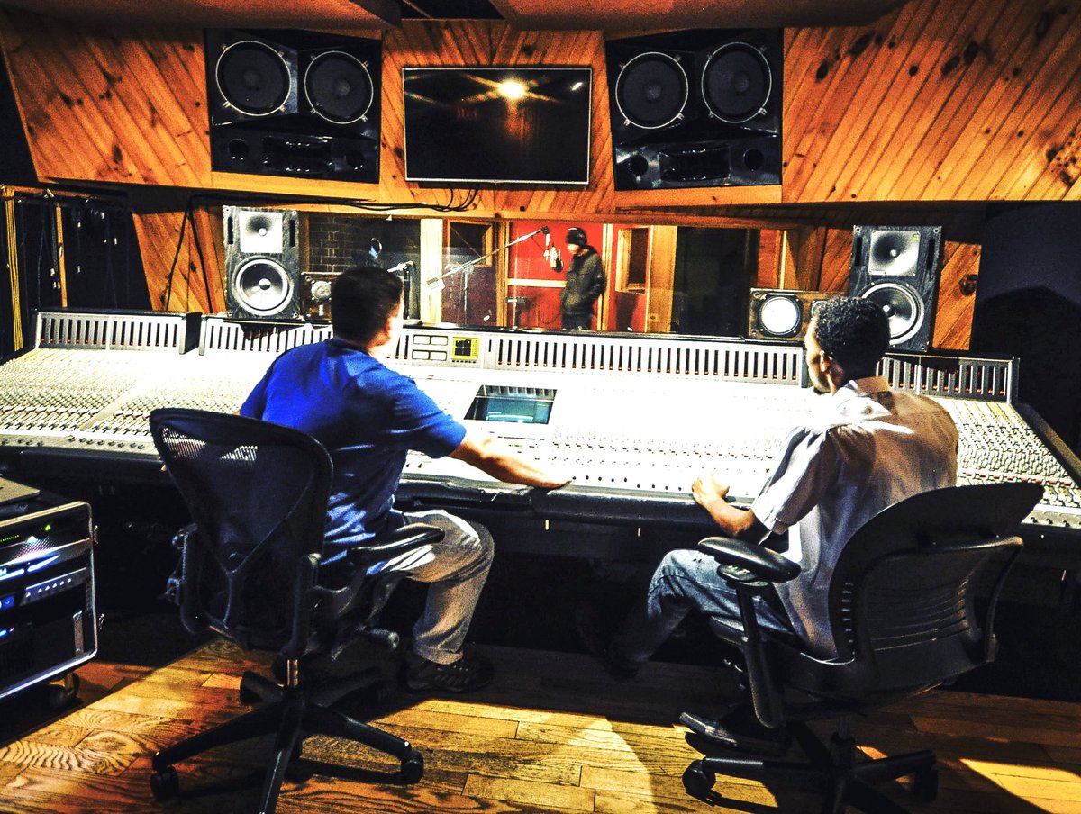 RoyalTMixes's tweet image. Hit me Up if u want to get your music or your mixing skills sounding amazing for 2026 &amp;amp; beyond!! #artistdevelopment #recordlabel 
 #consulting #soundtrackcurator #Fullsail #productioncompany
#audiomixing #mixengineer #protools   #musicproducer #mastering #ZoomPTmixingLessons