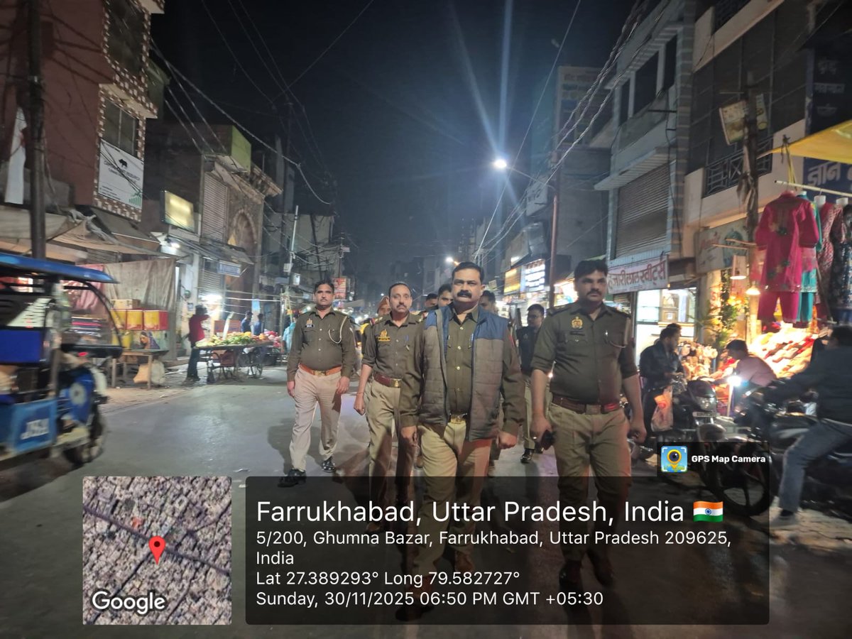 fatehgarhpolice's tweet image. पुलिस अधीक्षक जनपद फतेहगढ़ के निर्देशन में कोतवाली फर्रूखाबाद पुलिस द्वारा थाना क्षेत्रान्तर्गत शांति व्यवस्था के दृष्टिगत सुरक्षा, शांति, सौहार्द व कानून-व्यवस्था बनाए रखने हेतु प्रमुख बाजारों व मुख्य मार्गो पर पैदल गश्त की गई। #FatehgarhPolice