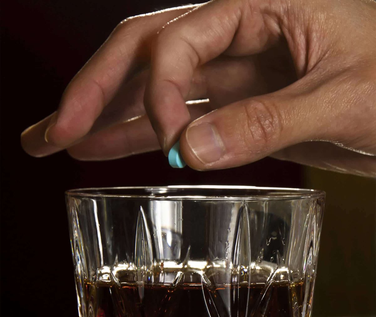 sholard_mancity's tweet image. In relation to the KTN journalist who died in a pub 
From the sequence of events alone, the pattern looks very consistent with sudden heavy sedation(kuekewa mchele), not normal alcohol intoxication. Likely rohypnol or stilnox

7:47pm - He takes his drink.
7:56pm - Less than 10…