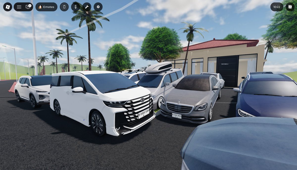 SAC1A84's tweet image. pindah ke Bali rumahnya jadi sederhana , tapi parkiran tetep seperti &quot;Rumah Makan Sederhana&quot; 

#misalnya #ROBLOX #CDID