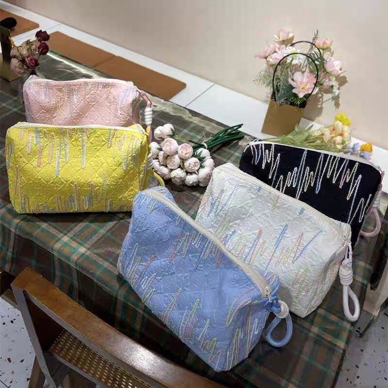 sickgarettess's tweet image. Meet your new everyday essential — a cute makeup pouch that keeps everything organized and stylish🌺