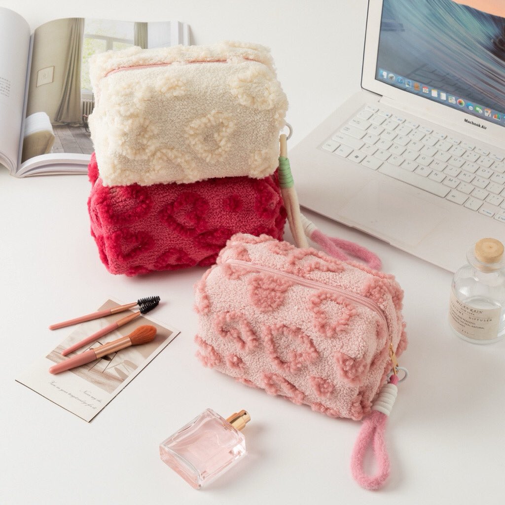 sickgarettess's tweet image. Meet your new everyday essential — a cute makeup pouch that keeps everything organized and stylish🌺