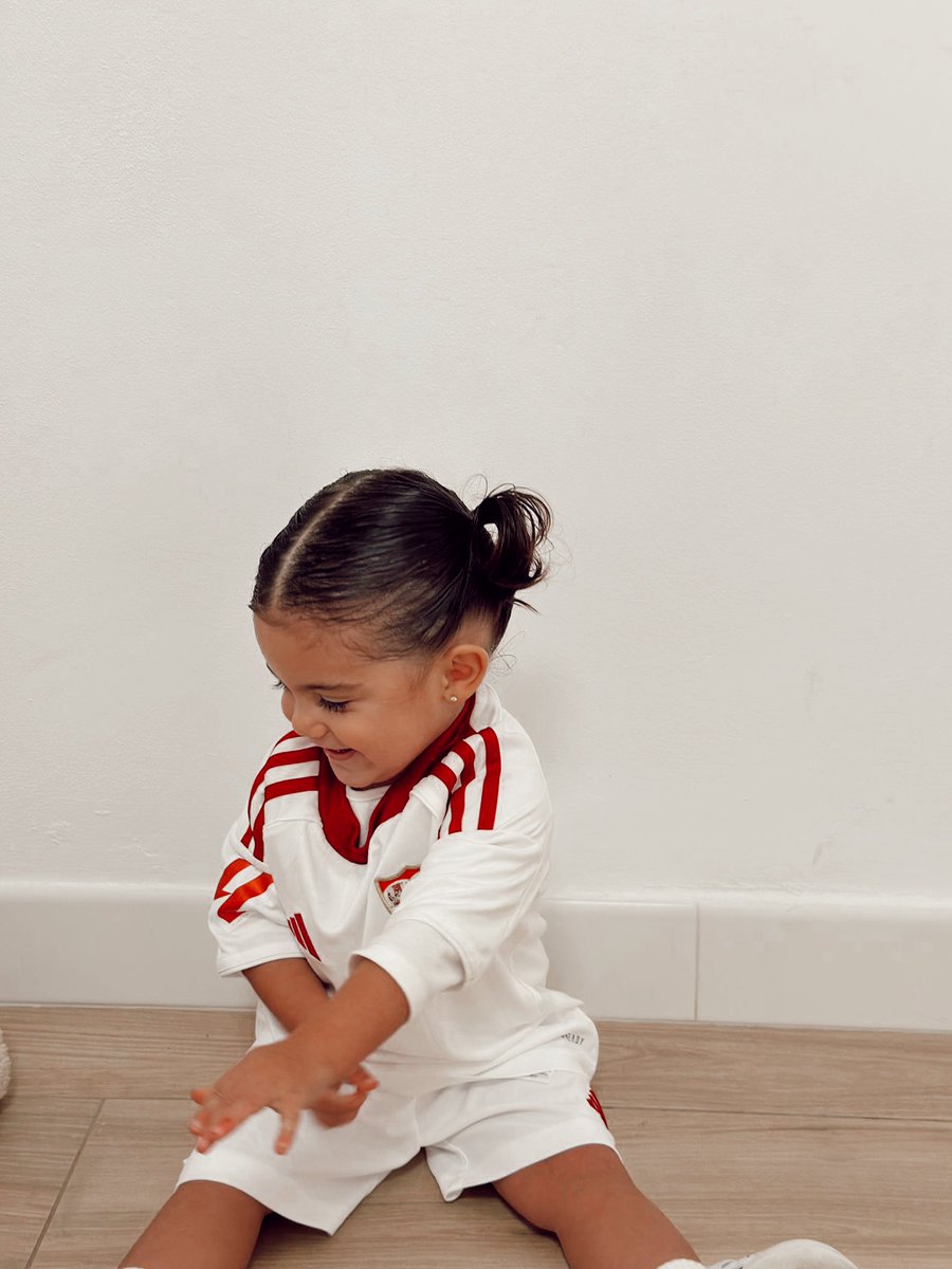 Hoy es día de #derbi en nuestra ciudad. Hoy, pase lo que pase, todos estamos así de felices y disfrutones 🤍❤️

<a href="/SevillaFC/">Sevilla Fútbol Club</a>