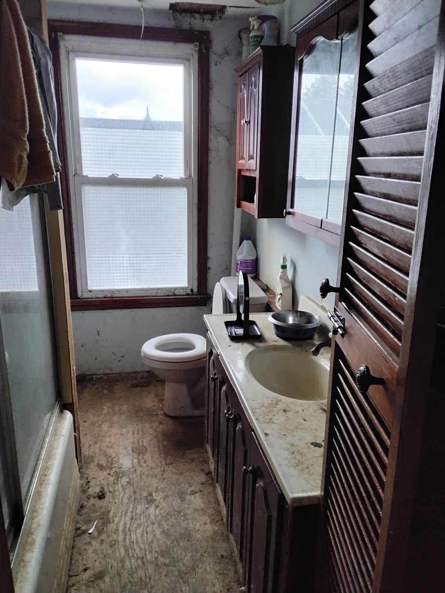 Galaxarch_Art's tweet photo. ⚠️UPDATE⚠️

My best friend @vantablank has officially moved into their Pap's cat hoarder house.

Upside: There's heating
Downside: It's very unhygienic and there's not hot water

I'll add more info below. There's an official update on the GoFundMe along with more images https://t.co/WZwjqvkmgC