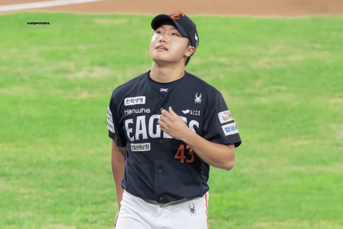 43번  크게 인기많은번호 아닌것같은데  >정은원 정우주< 이 둘이 써버리는바람에 한화에서 제일 사랑받는 번호 됨 엉엉따