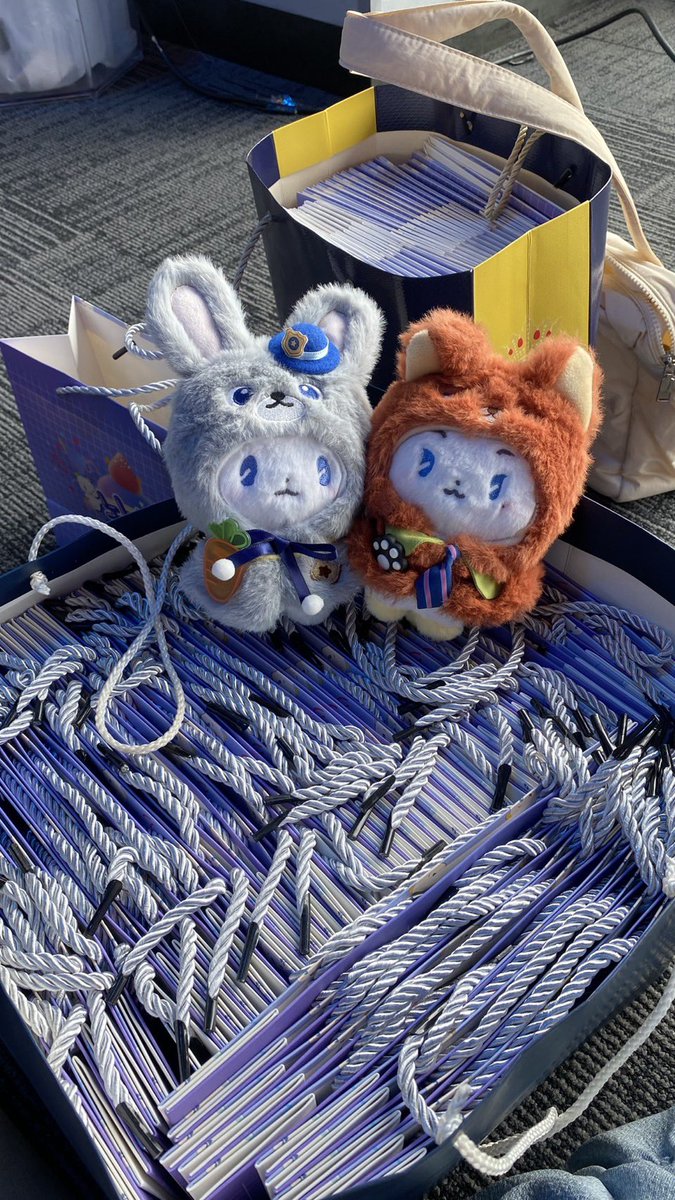 bluejunnie's tweet image. ✦˚ ༘  ʚ Giveaway for NOYE ɞ  ⁺◟✿

🛍️ Shopping bags 20 ea

ใครไปเฟ่นวาแกงอย่าลืมมารับถุงไปใส่ของกันนะคะ กันจากรอบคอนน้องเพ้บไว้แจกคนไปเฟ่นวาแกงโดยเฉพาะเลย ฝากมารับกันด้วยน้า💜💙

 #MatchMadeInHeavenNOYE