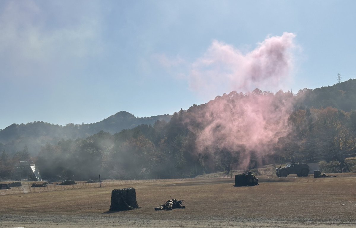 #オルクセン王国史
福知山駐屯地祭の訓練展示中遠方から甲高い声が聞こえ「観覧中の中学生が何かに驚いた?」と思ったら。女性自衛官達が重迫を操り大声を張り上げ射撃の号令をかけてる声だった。 