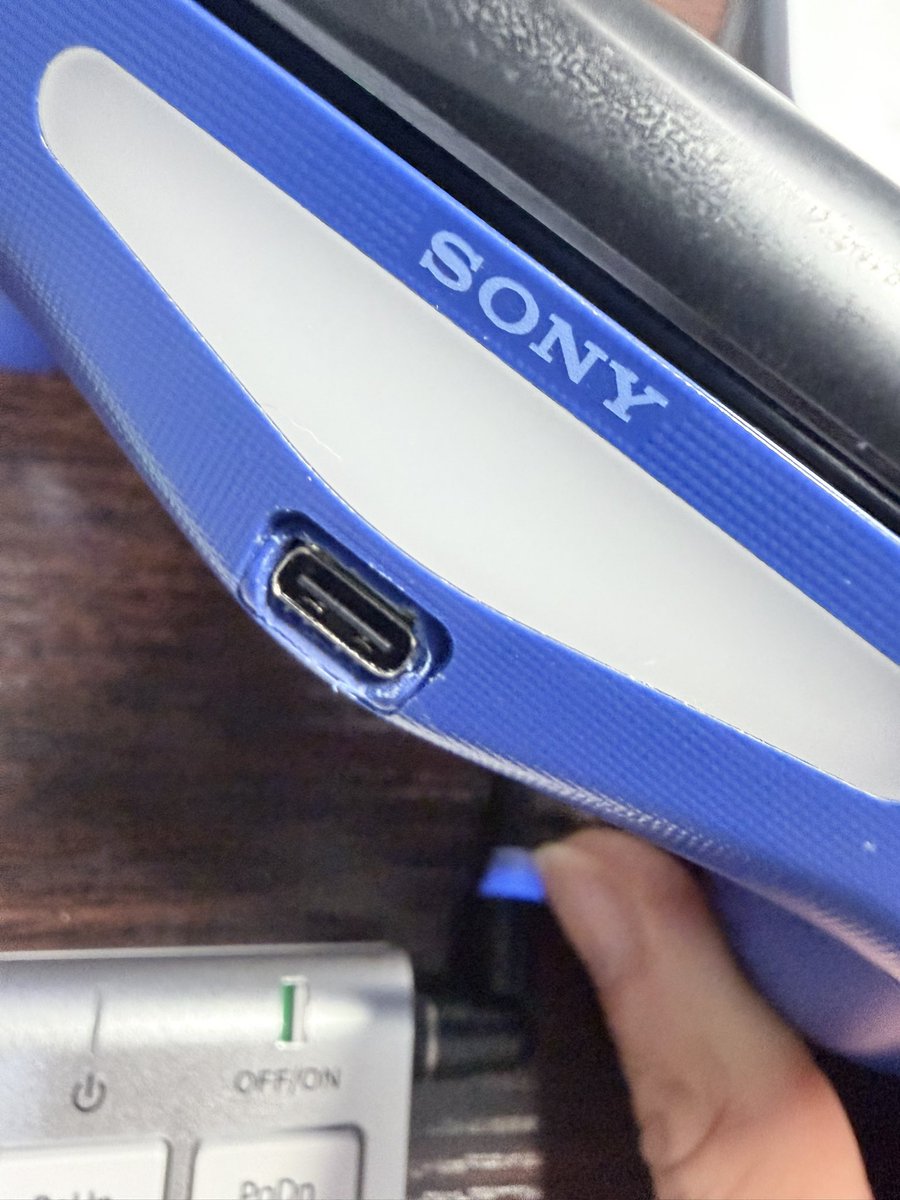 m_shinya80's tweet image. ちょっとしたお遊びで
ハードオフで壊れたPS4コンを買って
修理ついでに接続端子をTYPECにしてみたよ

メリットはmicroBを家から駆逐出来る事ぐらいだね