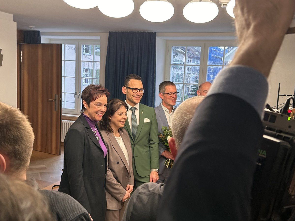 MarcSchinzel's tweet image. Regierungsratsersatzwahl BL: Markus Eigenmann (FDP) erst noch vor, dann im Regierungsgebäude in Liestal. Freude herrscht! 💙👍🙏