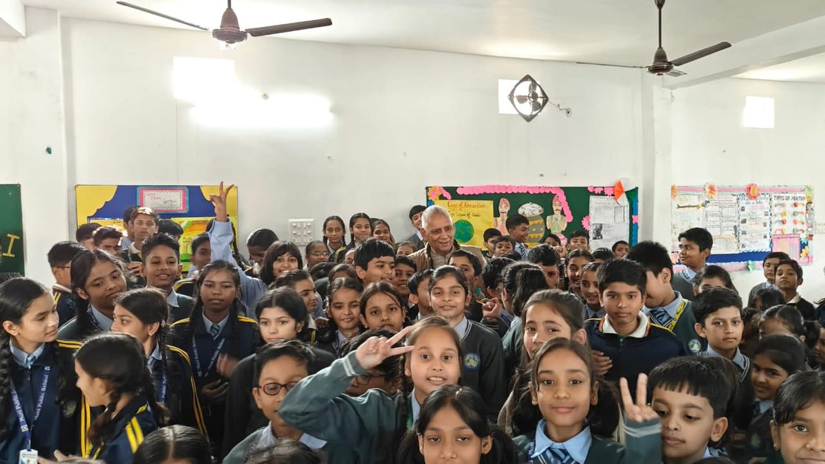 MuniSchool's tweet photo. Our students got a shower of knowledge after meeting with Prof. Raja Vashisht Tripathi Ji. He has worked as Scientists &amp; Educationist in University of California, Los Angeles, America for 30 years. We are blessed that he is also a member of our Board of Advisors. https://t.co/UdaywqZoBZ