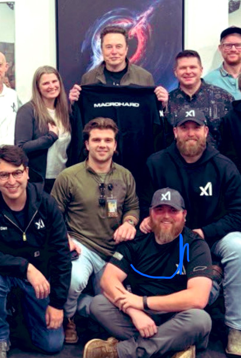 This is beautiful, Elon Musk spending time with his team at xAI in Memphis. The work they’re doing is highly appreciated and valuable. Bringing a truth seeking AI forward for everybody ❤️