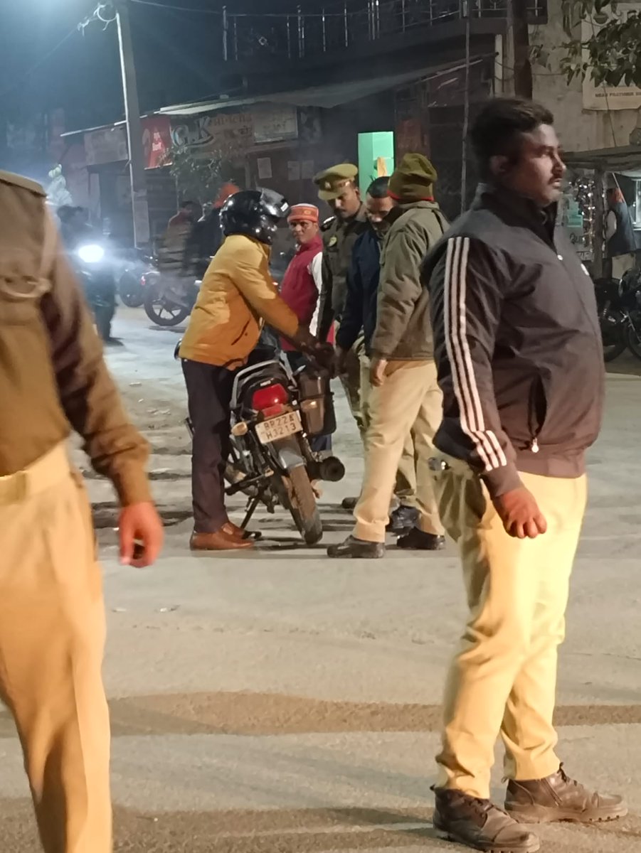 maharajganjpol's tweet image. #Maharajganjpolice 
#SP_Mrj के निर्देशन में जनपद में अपराध नियंत्रण, शांति व कानून व्यवस्था सुदृढ़ बनाए रखने हेतु थाना #चौक पुलिस द्वारा संदिग्ध वाहन/व्यक्तियों की सघन चेकिंग की गई। यातायात नियमों का उल्लंघन करने वालों के विरुद्ध चालान की कार्रवाई की गई।
#UPPolice 
#AdgGkr