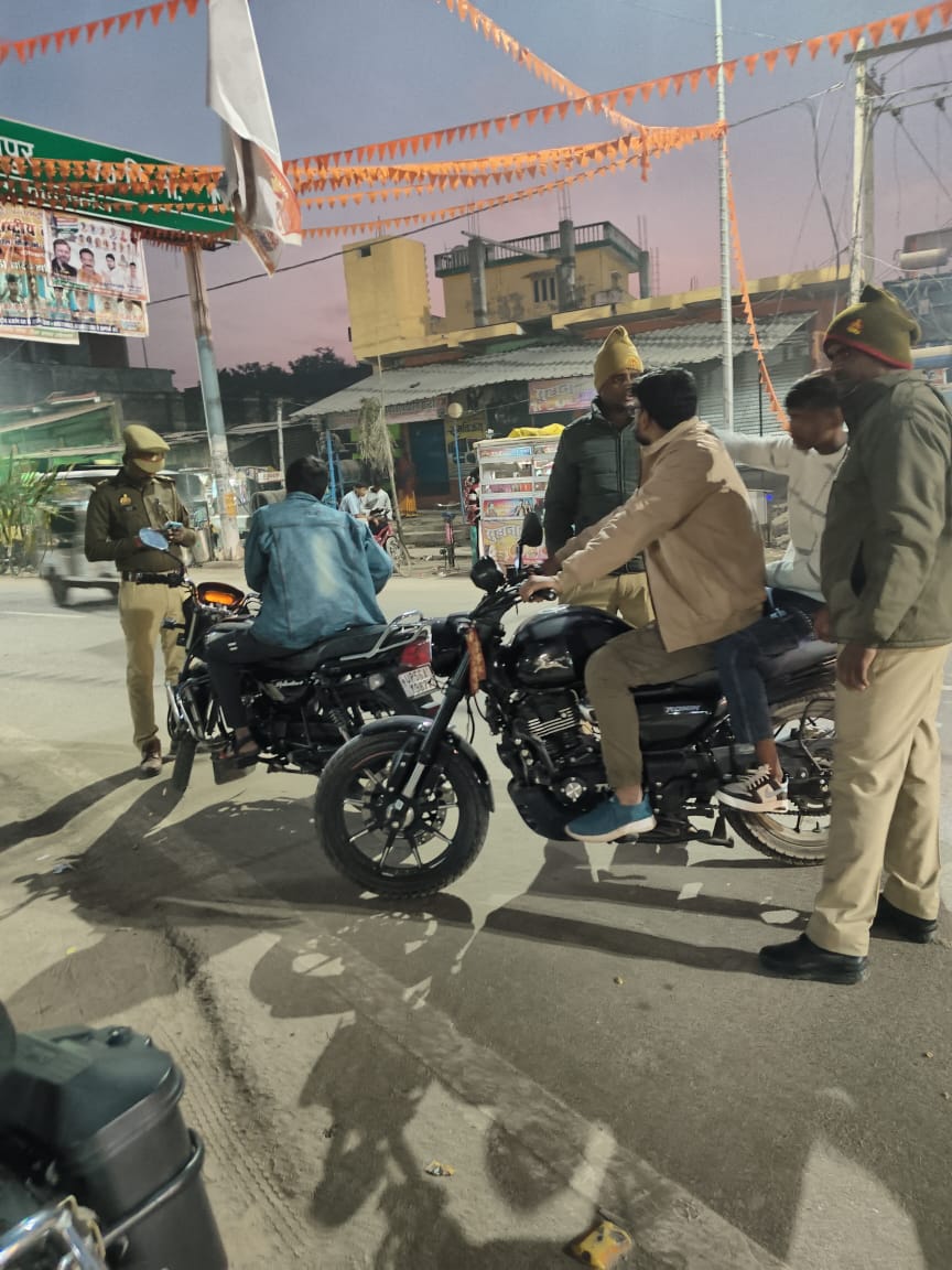 maharajganjpol's tweet image. #Maharajganjpolice 
#SP_Mrj के निर्देशन में जनपद में अपराध नियंत्रण, शांति व कानून व्यवस्था सुदृढ़ बनाए रखने हेतु थाना #चौक पुलिस द्वारा संदिग्ध वाहन/व्यक्तियों की सघन चेकिंग की गई। यातायात नियमों का उल्लंघन करने वालों के विरुद्ध चालान की कार्रवाई की गई।
#UPPolice 
#AdgGkr