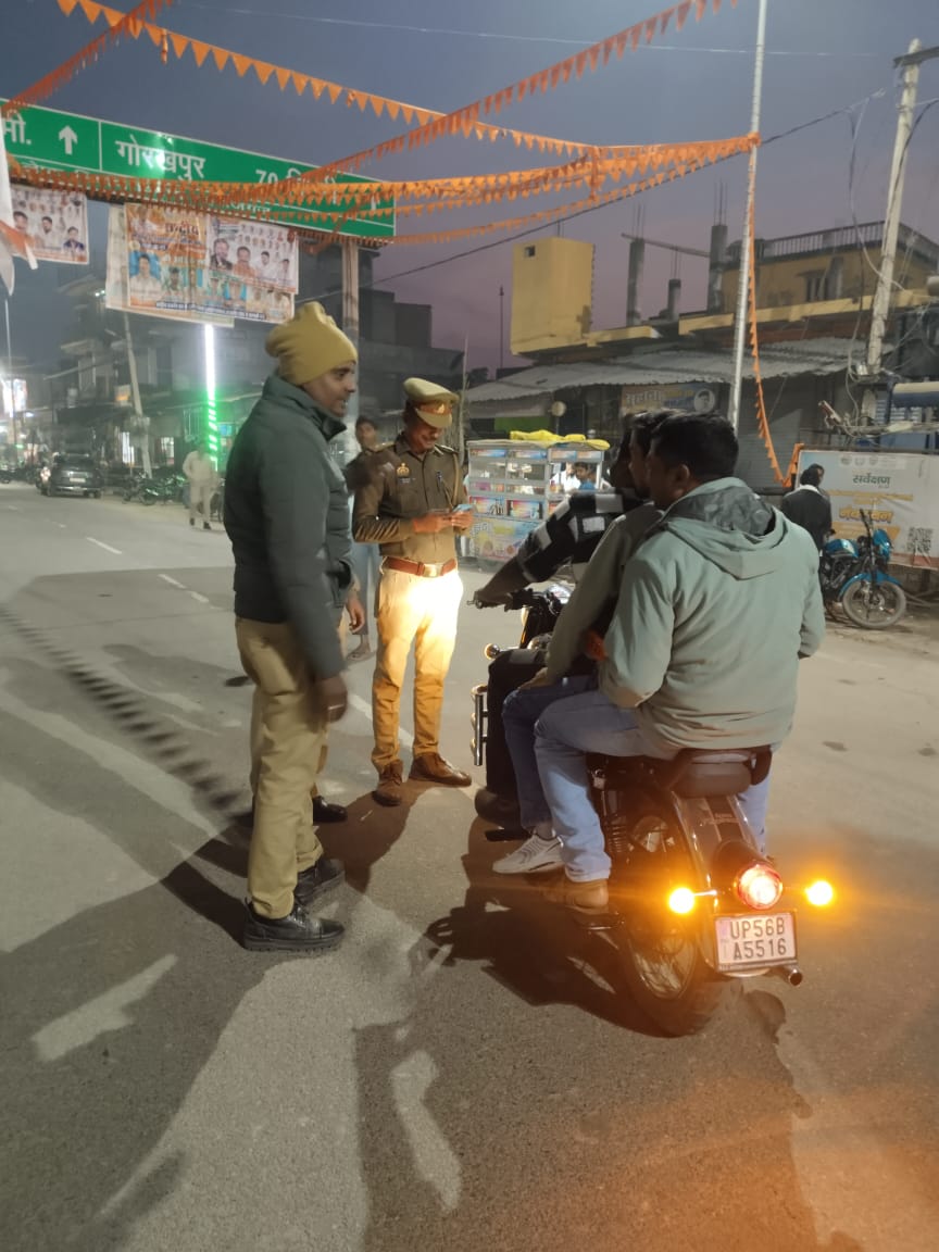 maharajganjpol's tweet image. #Maharajganjpolice 
#SP_Mrj के निर्देशन में जनपद में अपराध नियंत्रण, शांति व कानून व्यवस्था सुदृढ़ बनाए रखने हेतु थाना #चौक पुलिस द्वारा संदिग्ध वाहन/व्यक्तियों की सघन चेकिंग की गई। यातायात नियमों का उल्लंघन करने वालों के विरुद्ध चालान की कार्रवाई की गई।
#UPPolice 
#AdgGkr