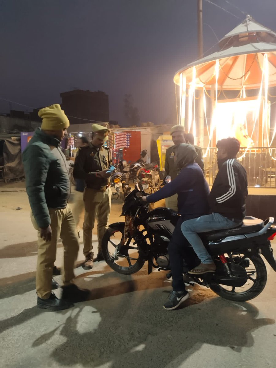 maharajganjpol's tweet image. #Maharajganjpolice 
#SP_Mrj के निर्देशन में जनपद में अपराध नियंत्रण, शांति व कानून व्यवस्था सुदृढ़ बनाए रखने हेतु थाना #चौक पुलिस द्वारा संदिग्ध वाहन/व्यक्तियों की सघन चेकिंग की गई। यातायात नियमों का उल्लंघन करने वालों के विरुद्ध चालान की कार्रवाई की गई।
#UPPolice 
#AdgGkr