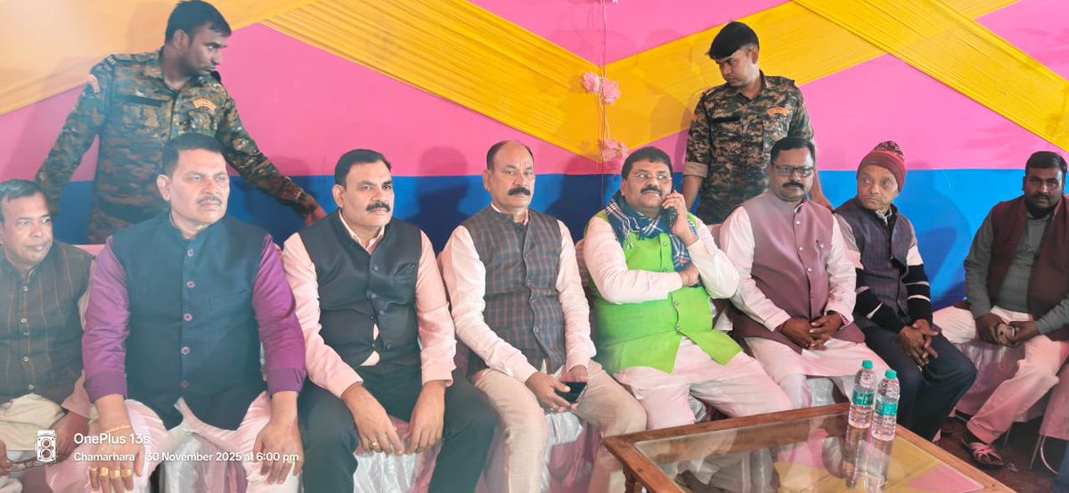 JDUUmeshSingh's tweet image. महनार विधानसभा क्षेत्र अंतर्गत ग्राम गोरिगम्मा, शाहपुर निवासी श्री संजय सिंह जी की सुपुत्री के शुभ विवाह समारोह में सम्मिलित हुआ। नवविवाहित जोड़ी को सुखमय, समृद्ध एवं मंगलमय दांपत्य जीवन की हार्दिक शुभकामनाएँ प्रेषित किए।