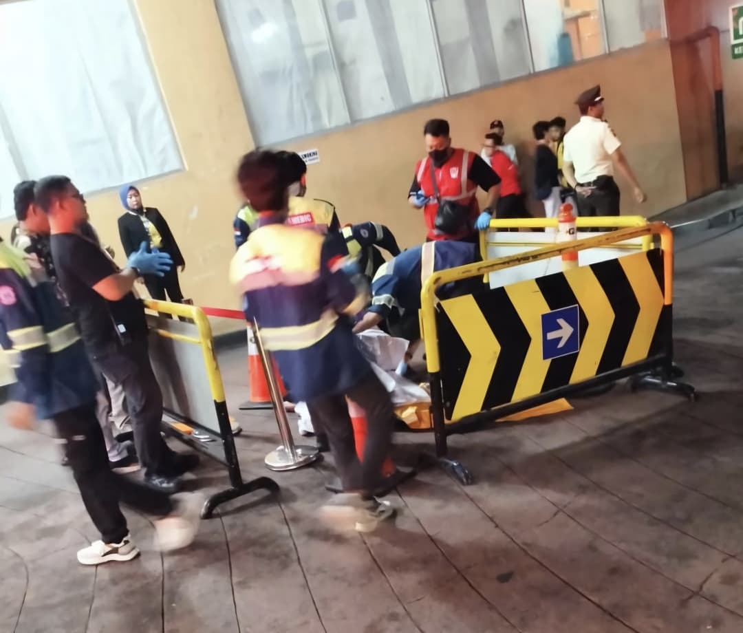 Joglosemarnews's tweet photo. Geger di Neo Solo Grand Mall, Seorang Wanita Jatuh dari Lantai 4, Kronologi Masih Diselidiki -  https://t.co/CYWifwwTqd https://t.co/vbpbqQU7YL