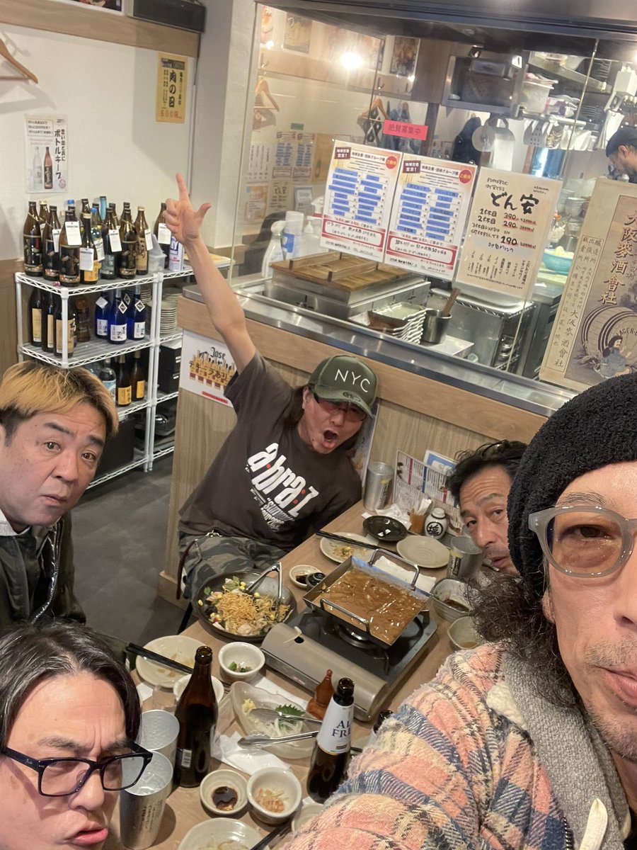 daizy_drums's tweet photo. 曲作りとかリハーサルとかそっちのけで飲み始める人たち
16:00
#THE SHAKE https://t.co/u8Pt4mAvJw