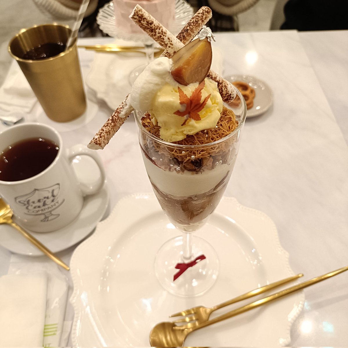 yzso's tweet photo. お一人様用ホールケーキのお店でパフェ食べるやつ。可愛いし美味しかった。 https://t.co/mujBeisZWT