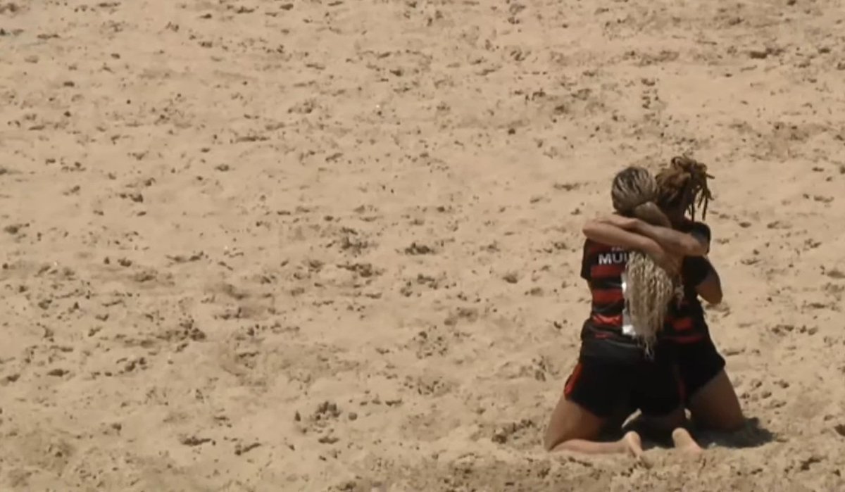 FlaEmTudo's tweet image. UM CLUBE QUE NÃO CANSA DE COMEMORAR!!! 🔴⚫🏆

Fim de jogo em Copacabana!

Flamengo 3 x 2 Botafogo.

Flamengo é campeão do Rio Open de Futebol de Areia Feminino. 

📷 Reprodução/Cariocão BS