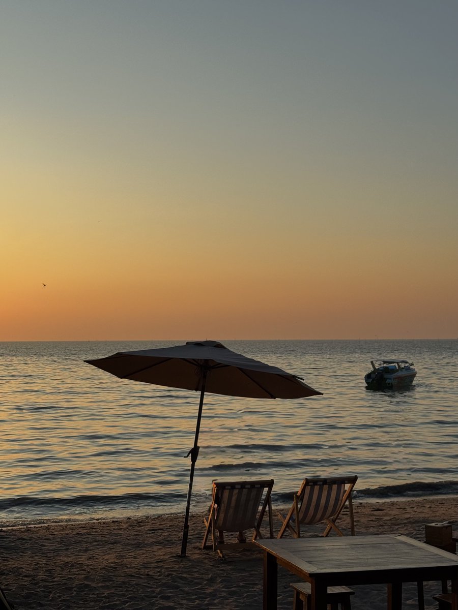 อยากให้ไป “ทะเลบางแสน” ช่วงหน้าหนาวคือไปเหอะ mood sunset ช่วงเย็นวิวหลักล้านท้องฟ้าเปลี่ยนทุกนาที ลมเย็นมาก ไปดูพระอาทิตย์ไข่แดงช่วงนี้กัน ฮีลใจมาก ฟิลหนังโรแมนติกเลย ㅜㅜ