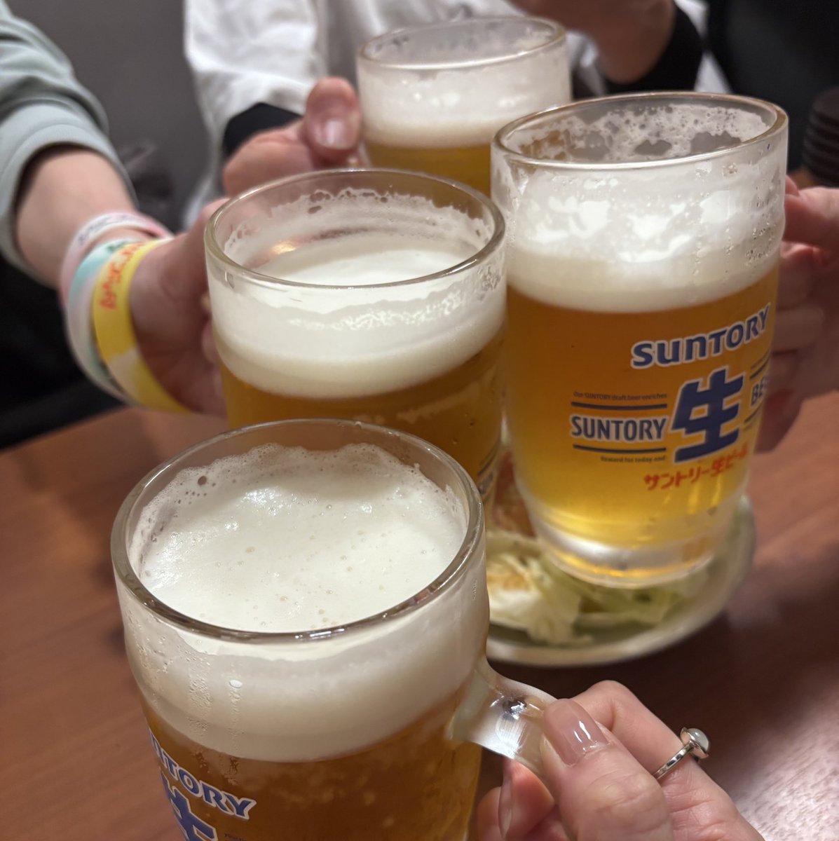 ツアー対バン編 広島セカンドクラッチ
スリマめちゃ楽しくて
ブッタも最高にいいライブでした♡
打ち上げも楽しかった🍻
幸せです(  ´˘`  )
今年はコージローさんと良いお年をできました笑