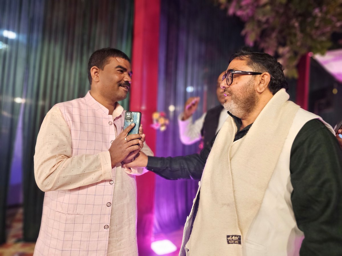 AltafAnsari356's tweet image. अपने नगर कोपागंज छोटे भाई बनवारी राय की बेटी की शादी में!
@samajwadiparty @yadavakhilesh