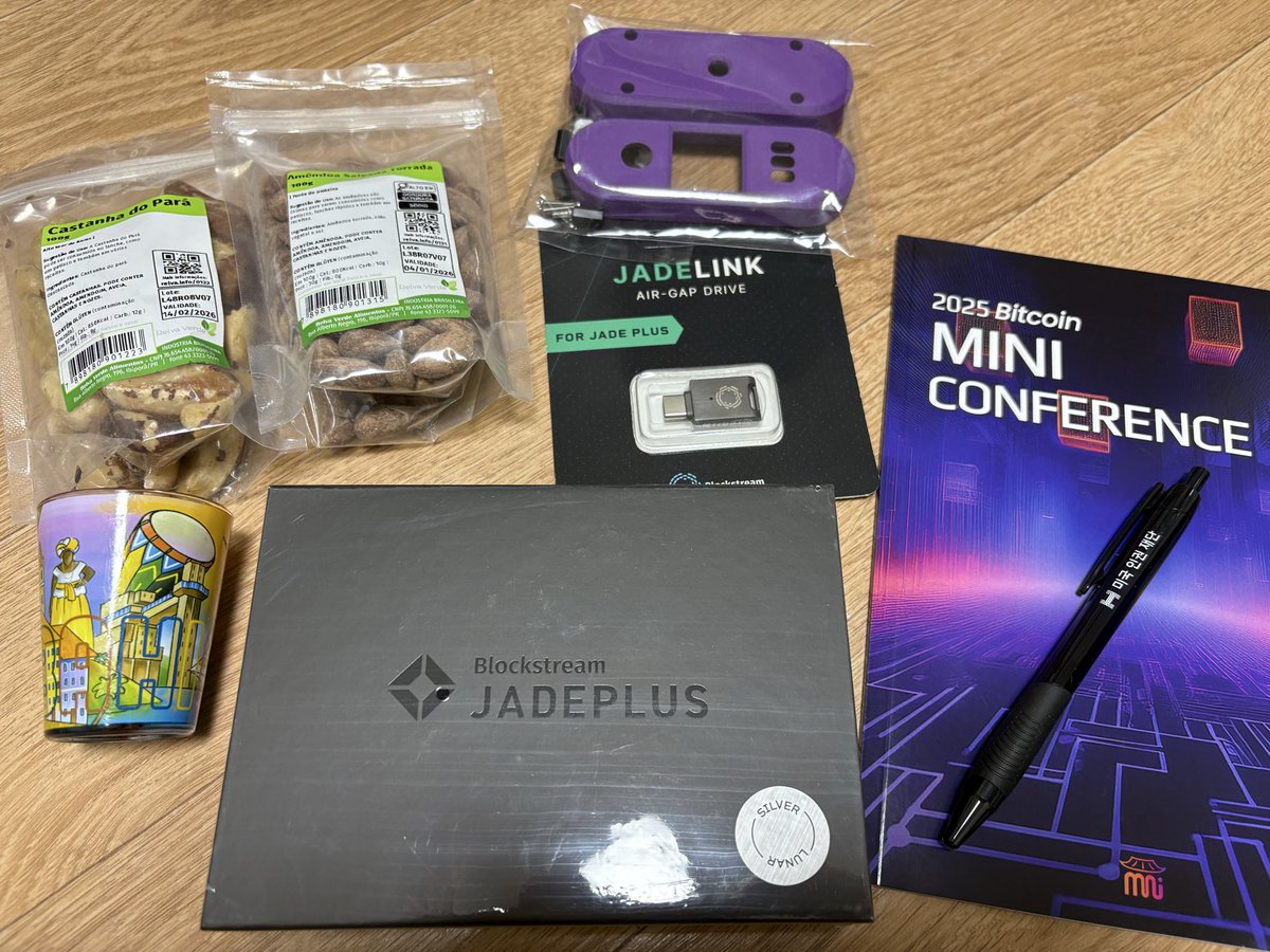 maryisfreee's tweet photo. And also I got a so many present from
#bitcoinminiconference

JADEPLUS
Gain by RETWEET EVENT🥳 (thx @K_Bitcoiner)
BRAZIL NUTS &amp; Mini Cup🤩 (thx @seiitiarata, It was nice to meet you!!) 
Seedsigner case
for Pre-baby shower gift🤣 (thx @1happybtc)
and... ball-pen is amazing nice https://t.co/MoAWB8x726