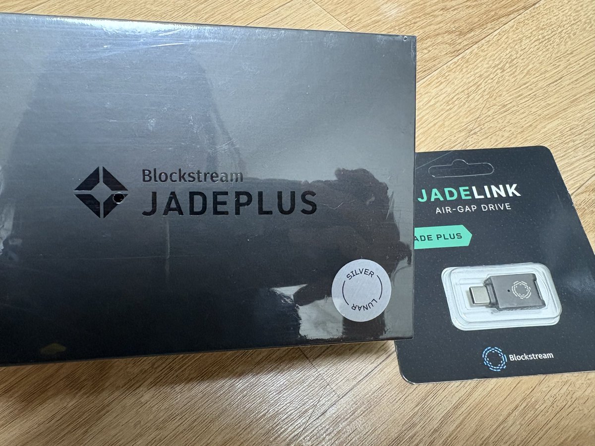 maryisfreee's tweet photo. And also I got a so many present from
#bitcoinminiconference

JADEPLUS
Gain by RETWEET EVENT🥳 (thx @K_Bitcoiner)
BRAZIL NUTS &amp; Mini Cup🤩 (thx @seiitiarata, It was nice to meet you!!) 
Seedsigner case
for Pre-baby shower gift🤣 (thx @1happybtc)
and... ball-pen is amazing nice https://t.co/MoAWB8x726