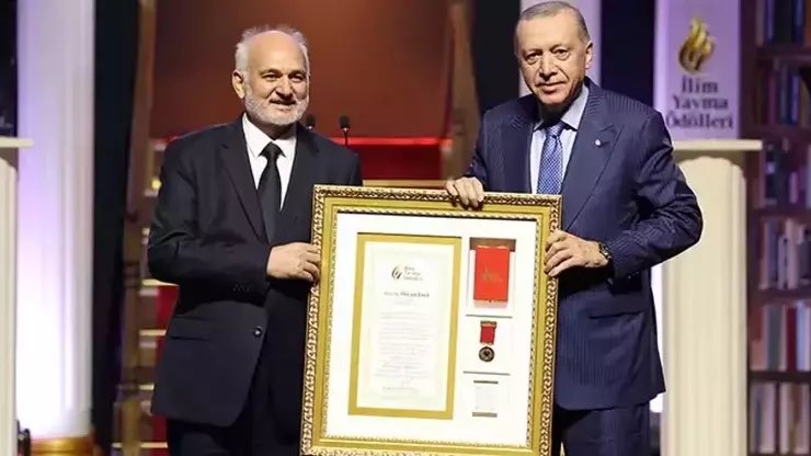 İlim yayma ödülleri,  ilmi insanlığın ortak mülkü olarak gören bir medeniyetin bakış açısını yansıtması açısından bir ödül veya törenden fazlası. 

Uluslararası bir hüviyete bürünecek olması da bu anlamlı bakışın yaygınlaşmasına hizmet edecektir. 

Bilimsel titizlik ve akademik