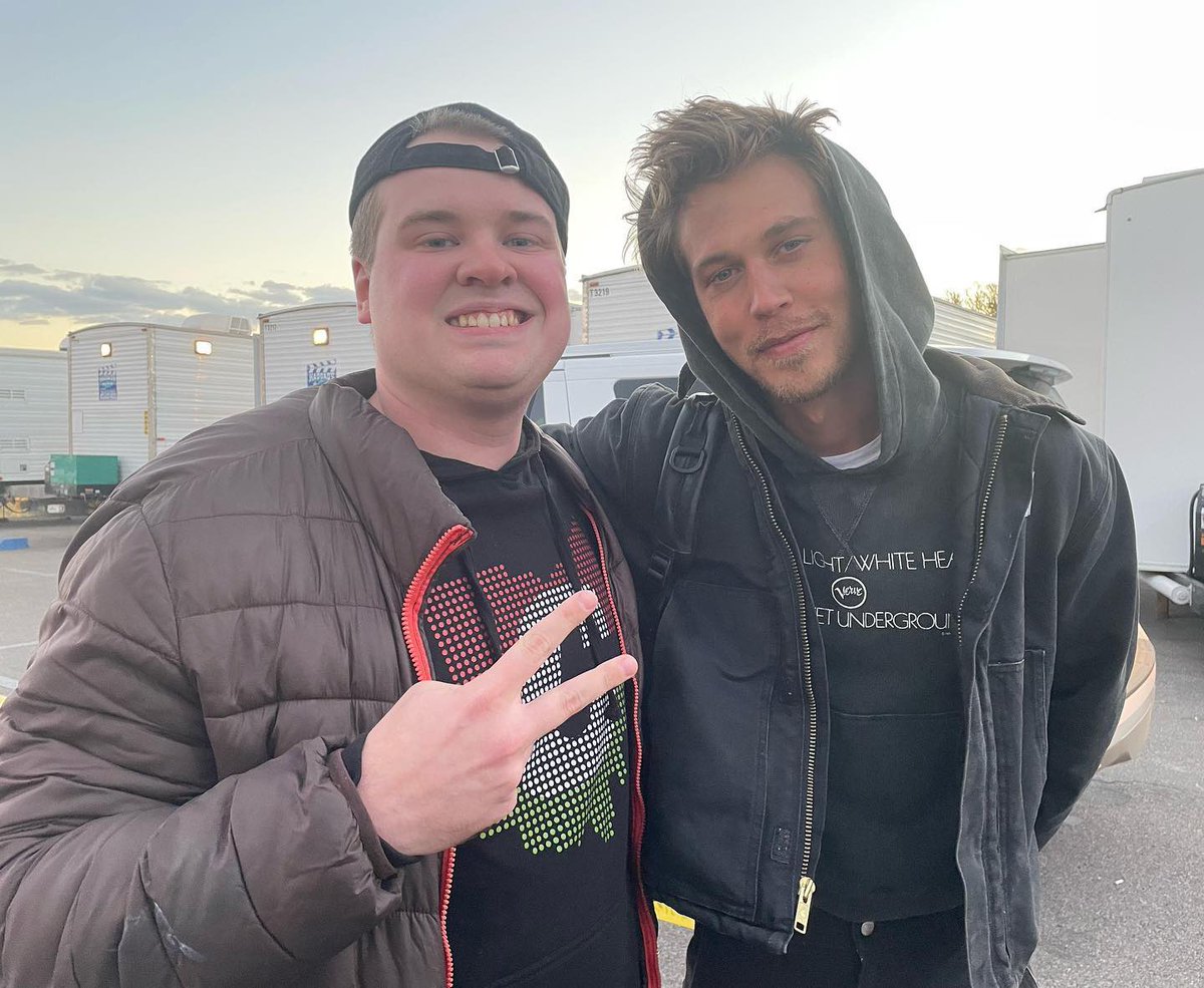 November 30th 2022 - Austin Butler with a fan in Ohio