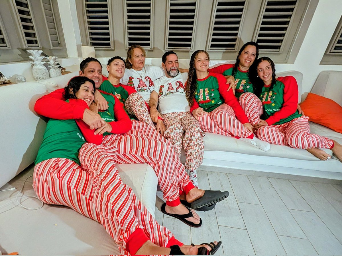 Este fin de semana ha sido para recordar. Nos hemos apartado en una zona turística del nordeste, junto a mi esposa, 3 hijas/o, 7 nietos/a y los yernos/nuera, la cuñada de mi esposa, su hija y sus nietos, en total 22 personas que hemos disfrutado a plenitud de nuestras compañías !